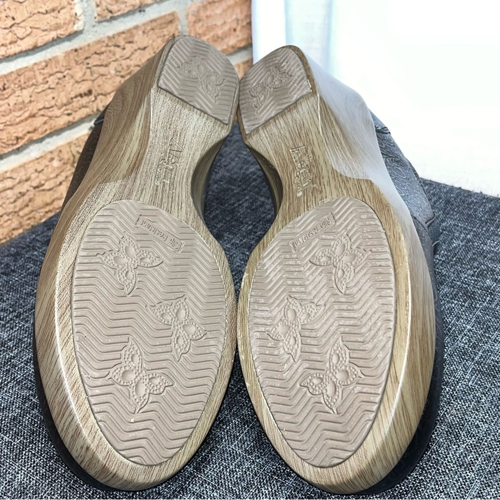 Alegria Eryn Bronze Tooled Leather Clogs Slip On Comfort Shoes EU 39 US 8 8.5 - Picture 6 of 7
